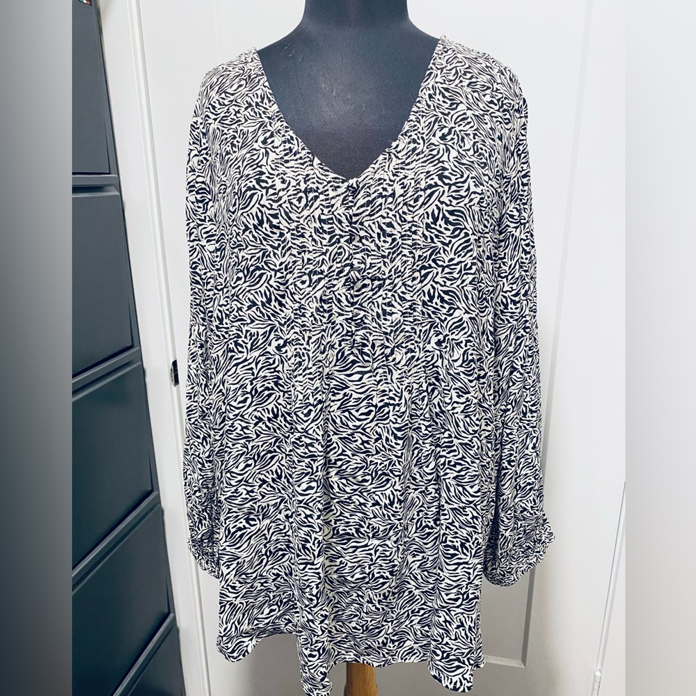 Black & white modern top